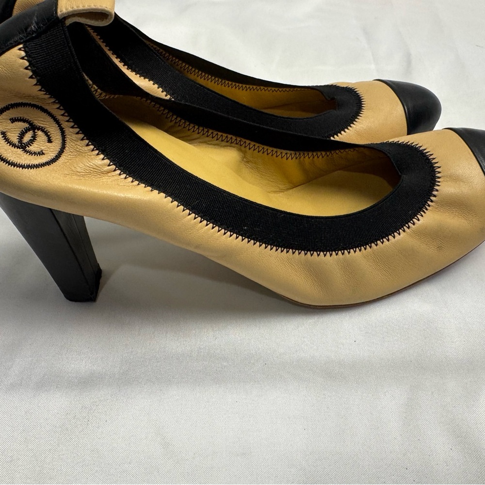 CHANEL Two-Tone Beige and Black Pumps 💯 Authentic guaranteed - Picture 2 of 9